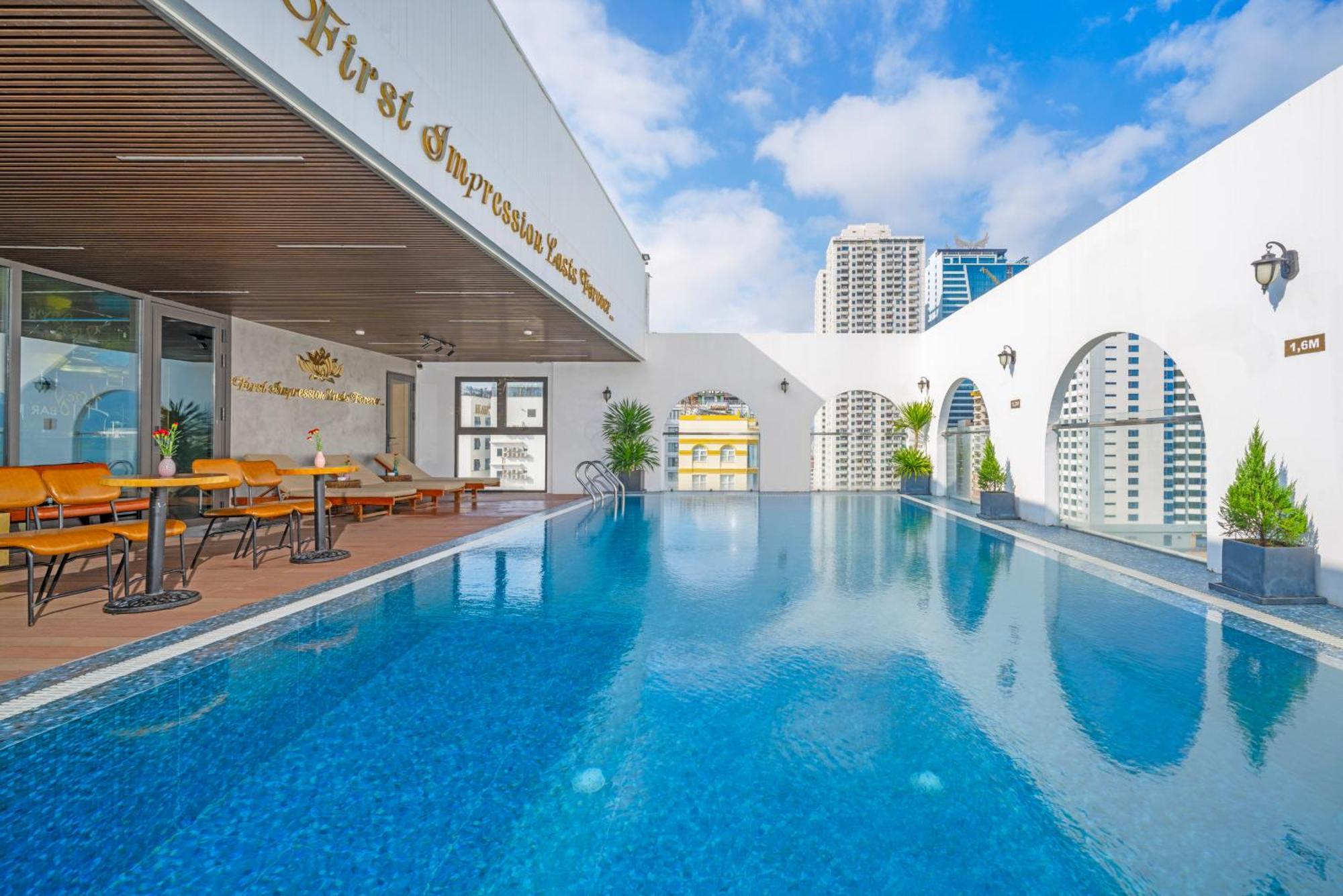 Golden Lotus Hotel Da Nang - Rooftop Bar Sea View المظهر الخارجي الصورة